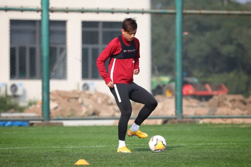 河北华夏幸福前锋突然受伤，教练组调整战术的简单介绍