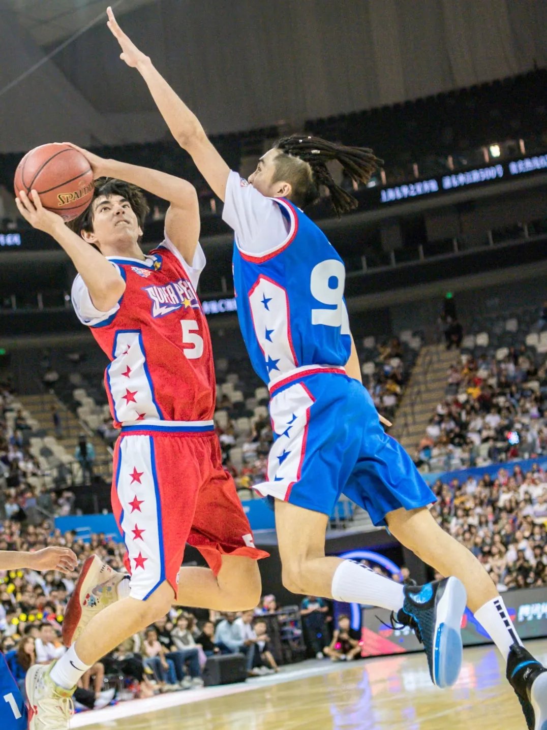 篮球比赛中的精彩瞬间引发了球迷狂热的简单介绍