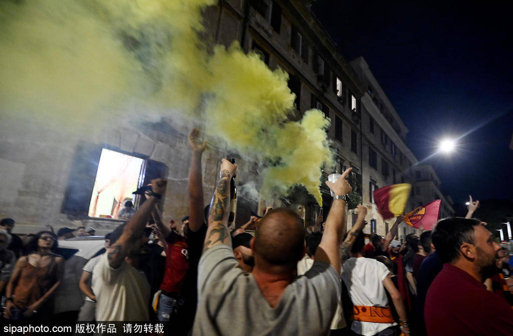 铁血球队跻身决赛，粉丝们疯狂庆祝队史最佳成绩的简单介绍